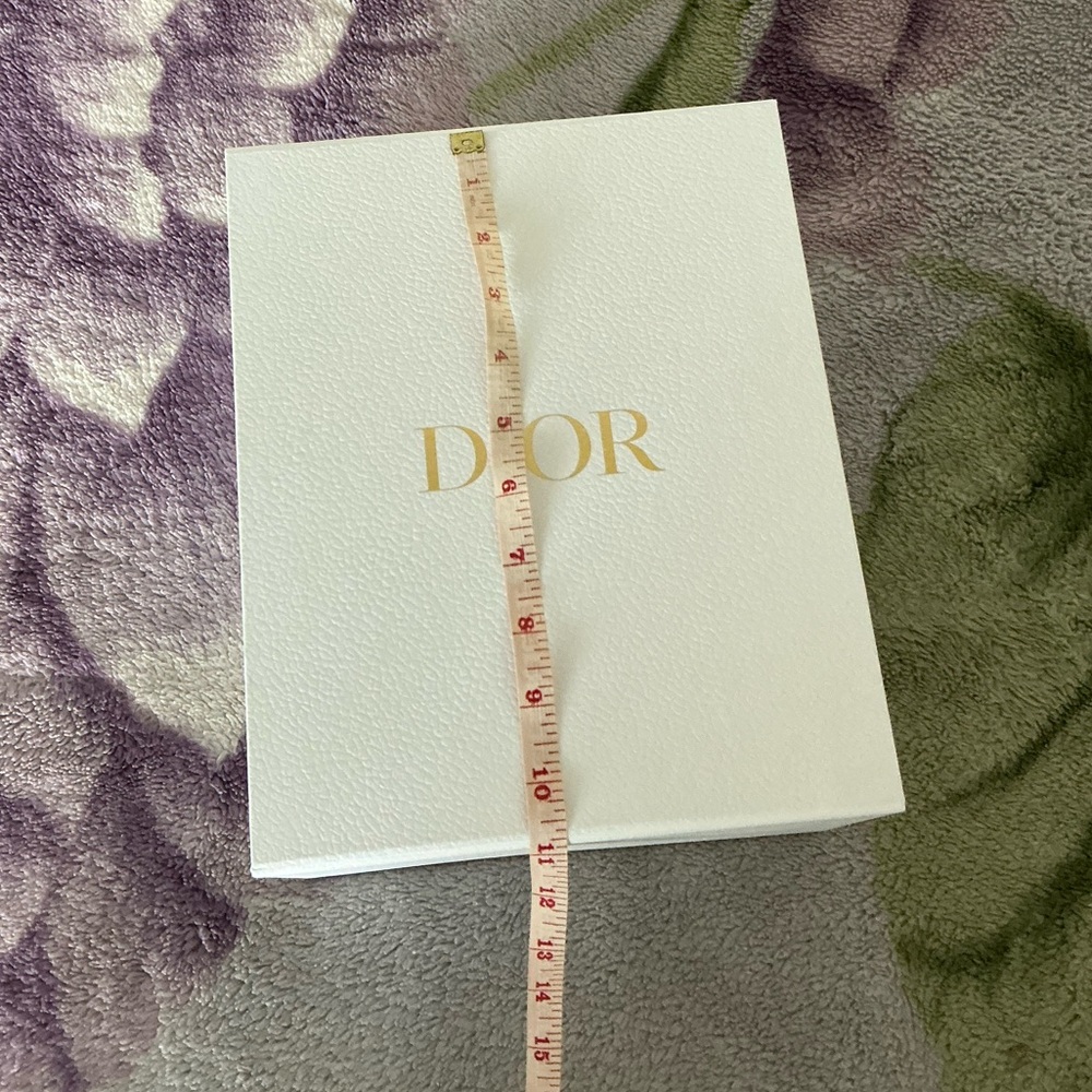 Dior Textured Gift Box - Picture 11 of 12